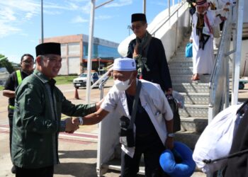 Gubernur Kalimantan Barat, Ria Norsan, turut mendampingi proses kepulangan jemaah haji kloter perdana asal Kalimantan Barat. Minggu (06/07/2025).