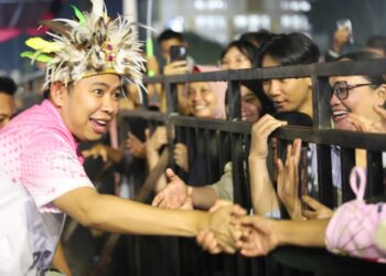 Bupati Fawait menyapa warga saat penutupan Pandalungan Festival di Alun-Alun Jember (foto: Sigit Priyono/Jurnalis.co.id)