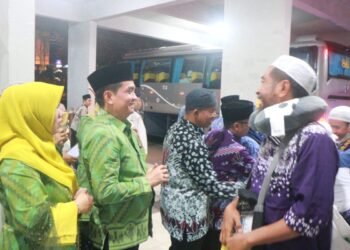 Wakil Wali Kota Pontianak Bahasan menyambut kedatangan jemaah haji asal Kota Pontianak yang baru tiba dari tanah suci.