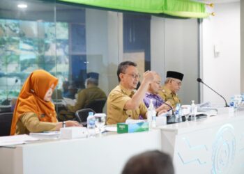 Wali Kota Pontianak Edi Rusdi Kamtono saat memimpin rapat capaian realisasi PAD Kota Pontianak Triwulan II 2025.