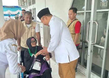 Bupati Alexander Wilyo ketika menyambut kedatangan Jamaah Haji asal Ketapang di Asrama Haji Pontianak. Foto: Istimewa.