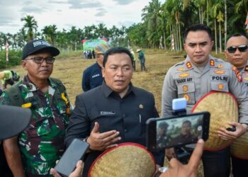 Sukiryanto, turut ambil bagian dalam kegiatan tanam jagung serentak kuartal III yang digelar di lahan milik Kelompok Tani (Poktan) Tenang, Dusun Mulyo Rejo, Desa Bintang Mas, Kecamatan Rasau Jaya, pada Rabu (9/7/2025).