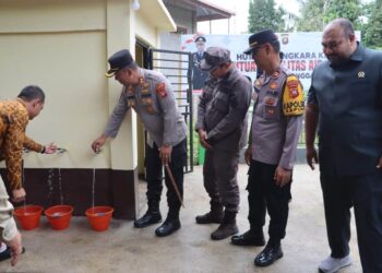 Polres Sanggau menunjukkan kepedulian nyata terhadap masyarakat dengan menyerahkan bantuan alat filtrasi air bersih kepada warga RT.06, Lingkungan Doku, Kelurahan Sungai Sengkuang, Kecamatan Kapuas, Kabupaten Sanggau, pada Kamis (10/7/2025).