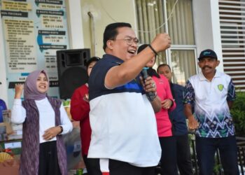 Wakil Bupati Kubu Raya Sukiryanto dalam rangkaian menyambut Hari Ulang Tahun (HUT) ke-18 Kabupaten Kubu Raya, di halaman Kantor Camat Sungai Raya, Jumat (11/7/2025).