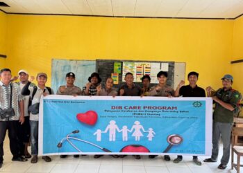 Tim Kesehatan PT. Darma Inti Bersama, dengan beberapa masyarakat saat melakukan giat layanan kesehatan gratis.