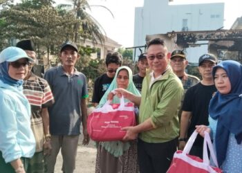 Wali Kota Pontianak Edi Rusdi Kamtono menyerahkan secara simbolis bantuan tanggap darurat bagi korban musibah kebakaran di Jalan Parit H Husin 2.