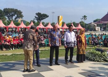 Bupati Fawait memberikan SK secara simbolis kepada 4 Koperasi Merah Putih Kabupaten Jember saat memperingati Hari Koperasi Nasional 2025 (foto: Sigit Priyono/Jurnalis.co.id)