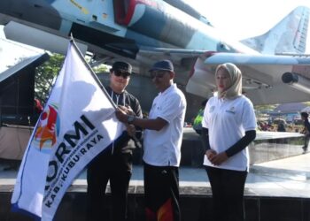 Bupati Kubu Raya, Sujiwo, resmi lepas keberangkatan (KORMI) Kubu Raya yang akan mengikuti (FORNAS) VIII di Taman Dirgantara Lanud Supadio, Kecamatan Sungai Raya, Minggu (13/7/2025).