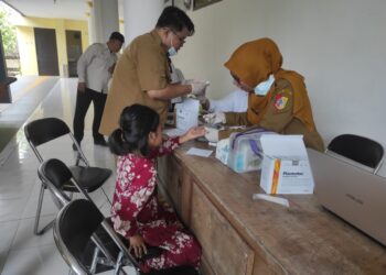 Seorang murid Sekolah Rakyat Kabupaten Jember sedang diperiksa kesehatannya oleh petugas (foto: Sigit Priyono/Jurnalis.co.id)