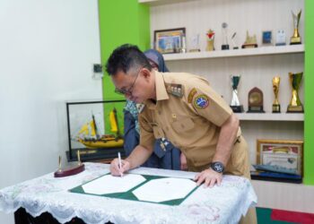 Wali Kota Pontianak Edi Rusdi Kamtono dan Kepala Biro Perencanaan, Kerja sama dan Hubungan Sistem Informasi Untan, Endah Priyanti menandatangani MoU.