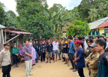 PT Dharma Inti Bersama (DIB) menyerahkan bantuan pangan di tiga lokasi. Foto (Istimewa)