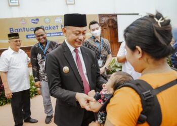 Wali Kota Pontianak Edi Rusdi Kamtono saat menyapa balita.