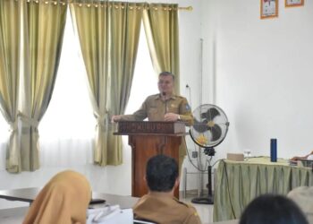 Yusran saat membuka Pelatihan Manajemen dan Penanganan Kasus Tahun 2025, Selasa (15/7/2025), di Aula Kepong Bakol DPMD, Kecamatan Sungai Raya.