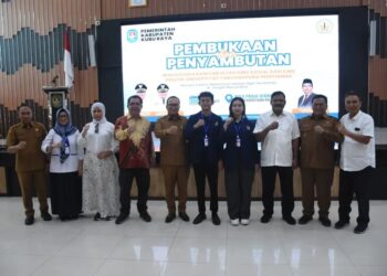 Bupati Kubu Raya, Sujiwo, dalam kegiatan pelepasan Kuliah Kerja Mahasiswa (KKM) di Aula Praja Utama Kantor Bupati Kubu Raya, Senin (14/07/2025).