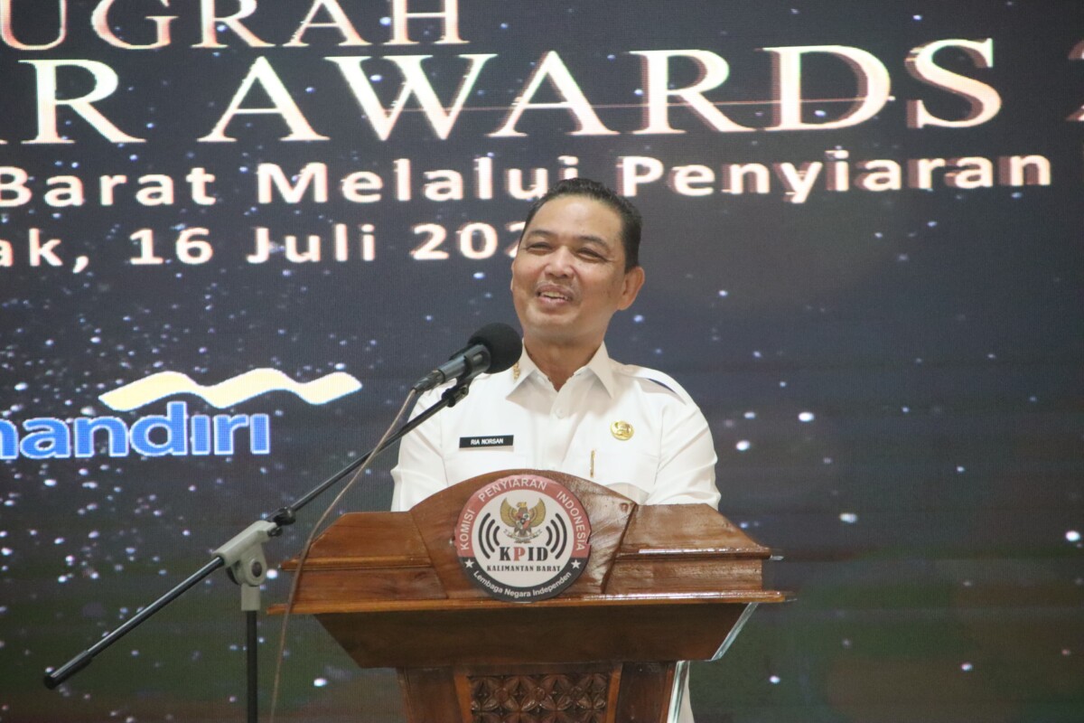 Gubernur Kalimantan Barat, Ria Norsan, secara resmi membuka acara KPID Awards Tahun 2025. di Aula Garuda, Kantor Gubernur Kalimantan Barat, Rabu (16/7/2025).