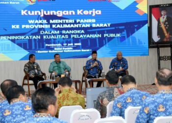 Gubernur Kalimantan Barat, Ria Norsan, bersama Sekretaris Daerah Harisson, menghadiri pengarahan Wakil Menteri Pendayagunaan Aparatur Negara dan Reformasi Birokrasi (WamenPAN-RB), Komjen.Pol. (Purn). Purwadi Arianto, yang berlangsung di Balai Petitih, Kantor Gubernur Kalimantan Barat, Kamis (17/7/2025).