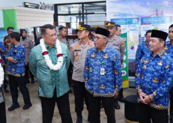 Wamen PAN-RB Purwadi Arianto didampingi Gubernur Kalbar Ria Norsan dan Sekretaris Daerah Kota Pontianak Amirullah meninjau Mal Pelayanan Publik Kota Pontianak di Kapuas Indah.