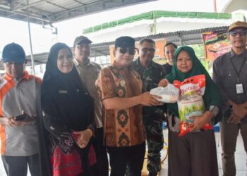 Pemerintah Kabupaten Kubu Raya terus berupaya menekan inflasi dengan menggelar operasi pasar murah di halaman Kantor Desa Kapur, Kecamatan Sungai Raya, Jumat (18/7/2025).