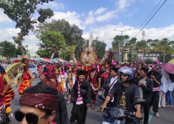 Peserta Kirab Budaya Kabupaten Jember 2025 menuju garis finish di Alun-Alun Jember Nusantara (foto: Sigit Priyono/Jurnalis.co.id)
