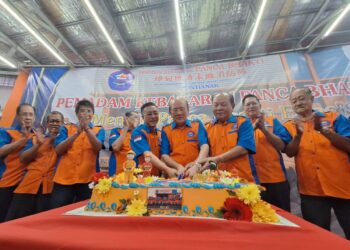 Dewan pembina dan pengurus yayasan Pemadan Kebakaran Panca Bhakti, Tio Cia Yong, Jupri syukur dan Hasim saat merayakan HUT ke 49 YPK Panca Bhakti di Jalan Suprapto Kecamatan Pontianak Selatan. FOTO: Achmad Mundzirin/JURNALIS.co.id