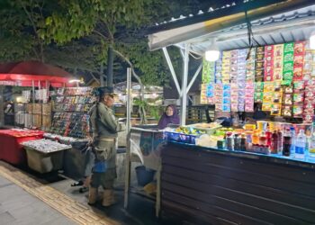 Petugas Satpol PP Kota Pontianak menyisir waterfront untuk mengingatkan kepada pedagang kaki lima agar tidak membuang sampah ke sungai.