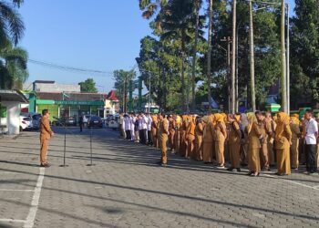 Direktur RSD dr Soebandi Jember memimpin apel pagi di hari pertama pekan keempat (foto: Sigit Priyono/Jurnalis.co.id)