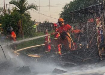Kios semi permanen di Jalan Trans Kalimantan, Desa Durian, Kecamatan Sungai Ambawang, Kabupaten Kubu Raya, hangus terbakar pada Minggu (20/7/2025) sore.