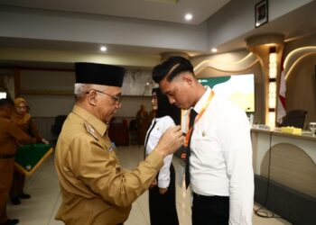Sekda Kota Pontianak Amirullah memasangkan tanda peserta Latsar CPNS di lingkungan Pemkot Pontianak.