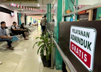 Warga saat mengurus administrasi kependudukan di loket pelayanan Dinas Kependudukan dan Pencatatan Sipil Kota Pontianak.