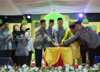 Penekanan sirine tanda ditutupnya MTQ di Kecamatan Sungai Laur. Foto: Prokopim.
