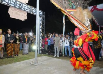 Bupati Alex menyaksikan pertunjukan pagelaran budaya di rumah Joglo Ketapang. Foto: Prokopim.