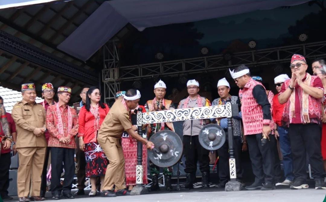 Wakil Gubernur Kalimantan Barat, Krisantus Kurniawan, secara resmi membuka Pekan Gawai Dayak (PGD) ke-14 yang digelar di Rumah Betang Sekadau, Selasa (22/7/2025).