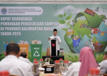 Gubernur Kalbar, Ria Norsan, saat membuka Rapat Koordinasi (Rakor) Pembinaan Pengelolaan Sampah se-Kalimantan Barat yang berlangsung di Hotel Ibis, Rabu (23/7/2025).