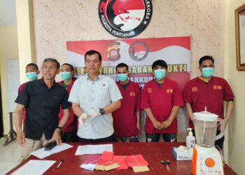Kasatresnarkoba Polresta Pontianak AKP Batman Pandia saat hendak memusnahkan barang hukti sabu dari enam tersangka kasus narkoba di Kota Pontianak . FOTO: Istimewa