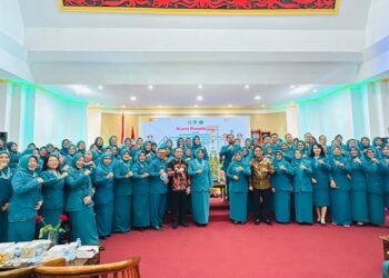 Kontingen TP PKK Kota Pontianak berhasil merebut Juara Umum pada HKG PKK ke-53 Tingkat Provinsi Kalbar di Kabupaten Landak.