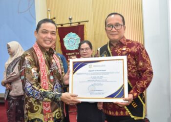 Bupati Kubu Raya Sujiwo bersama Gubernur Kalbar Ria Norsan, dalam Peringatan Hari Kesatuan Gerak (HKG) PKK ke-53 tingkat Provinsi Kalimantan Barat, yang digelar di Kabupaten Landak pada 23–25 Juli 2025.