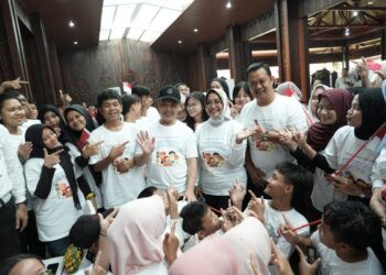 Gubernur Kalimantan Barat, Ria Norsan, bersama Ketua Tim Penggerak PKK Provinsi Kalbar, Erlina, menghadiri peringatan Hari Anak Nasional (HAN) ke-41 yang digelar di Pendopo Gubernur Kalbar, Sabtu (26/7/2025).