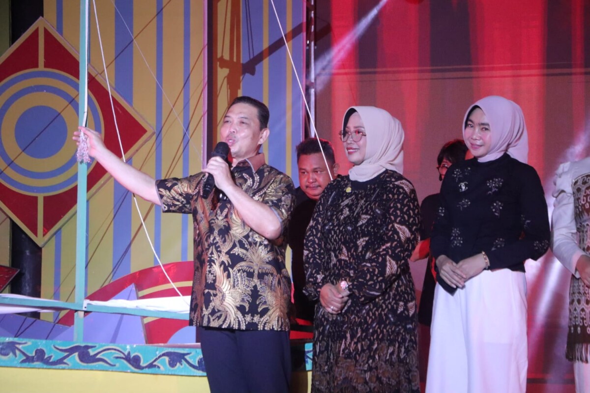 Gubernur Kalbar, Ria Norsan, bersama Ketua TP PKK Kalbar, Erlina dan Kepala Dinas Pendidikan dan Kebudayaan Provinsi Kalimantan Barat, Rita Hastarita secara resmi membuka kegiatan Gelar Anak Khatulistiwa 2025 yang digelar di Taman Budaya Pontianak, Sabtu (26/7/2025).