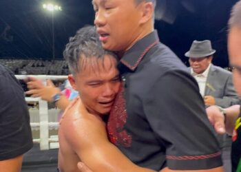 Hisar Mawan Dengan Julukan The Pacman memeluk Daud Yordan usai mengkampaskan petinju asal Thailand Chonlatee.