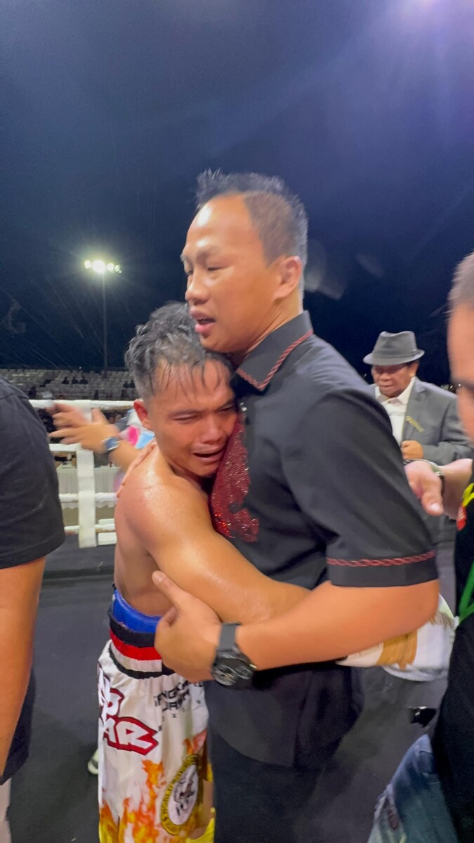 Hisar Mawan Dengan Julukan The Pacman memeluk Daud Yordan usai mengkampaskan petinju asal Thailand Chonlatee.
