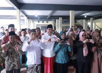 Silaturahmi Bupati Fawait dengan para guru ngaji se- Kecamatan Ambulu saat program Bunga Desaku (foto: Sigit Priyono/Jurnalis.co.id)