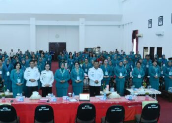 Ketua TP PKK se-Kalbar foto bersama usai pembukaan Rakerda X PKK di Aula Kantor Bupati Landak, Rabu (23/07/2025). (Foto: Prokopim Pemkab Ketapang).