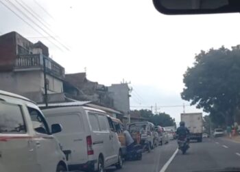 Antrian panjang di SPBU Kabupaten Jember akibat penutupan jalur Gumitir (foto: Sigit Priyono/Jurnalis.co.id)