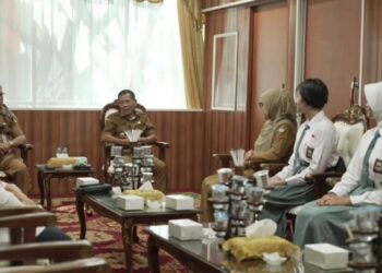 Dua peserta Paskibraka asal Ketapang saat beraudiensi dengan Wabup Jamhuri, Senin (28/07). Foto: Prokopim.