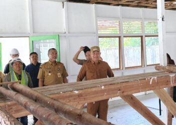 Bupati Alexander Wilyo bersama tim teknis melihat langsung kondisi bangunan sementara untuk Sekolah Rakyat Ketapang, Senin (28/07). Foto: Prokopim.