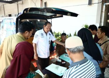Warga Pontianak Timur memanfaat pelayanan pajak daerah Go Katan di halaman Kantor Camat Pontianak Timur.