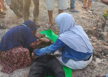 Jenazah Suhandi ketika dievakuasi Anggota Polsek Muara Pawan dan tim Damkar. Foto: Istimewa.