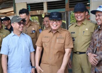 Bupati Kubu Raya Sujiwo bersama Kepala Balai Pelaksana Penyediaan Perumahan dan Kawasan Permukiman (BP3KP) Kalimantan 1, Arifay Saini, meninjau langsung kawasan pemukiman kumuh di Jalan Nurul Huda, Desa Parit Baru.