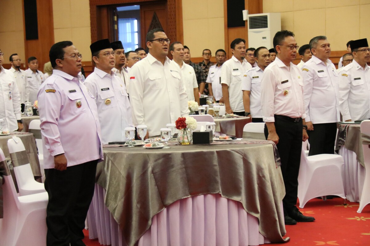 Gubernur Kalimantan Barat, Ria Norsan, menghadiri kegiatan High Level Meeting (HLM) Tim Pengendalian Inflasi Daerah (TPID) untuk wilayah Kubu Raya, Pontianak, dan Mempawah—yang tergabung dalam forum kerja sama antar daerah KUPONWAH. Pertemuan berlangsung di Aula Gedung Perwakilan Bank Indonesia Kalimantan Barat, Rabu (30/7/2025).