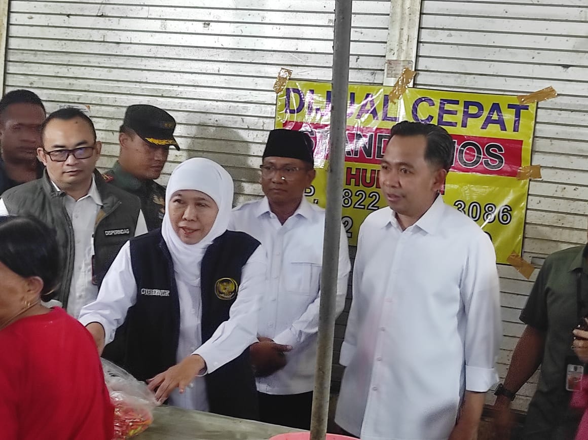 Gubernur Jawa Timur Khofifah Indar Parawansa sidak ke Pasar Tanjung Jember, memantau harga-harga barang pokok (foto:Sigit Priyono/Jurnalis.co.id)
